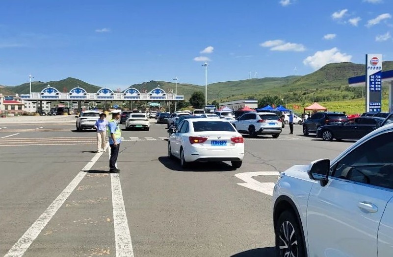 卓资交警旅游季持续发力 为游客安全出行护航2_副本.jpg