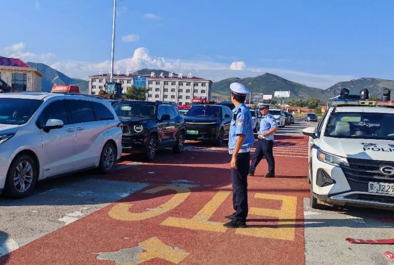 卓资交警旅游季持续发力 为游客安全出行护航3_副本.jpg