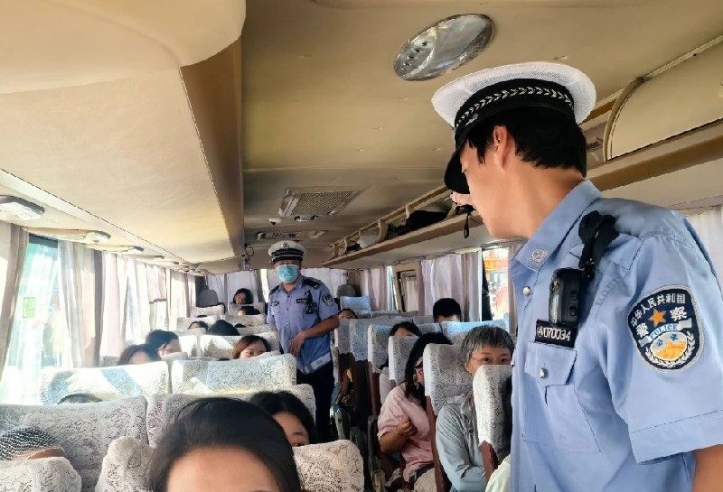 卓资交警旅游季持续发力 为游客安全出行护航4_副本.jpg