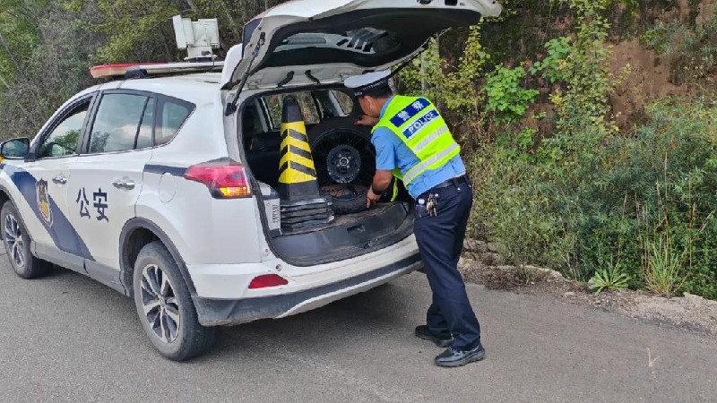 清水河交警:骑行爆胎遇难题,民警援手解烦忧1.jpg