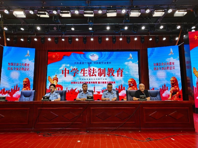 兴和县公安局:用“藏蓝火焰”点燃秋季开学的第一束光1.jpg