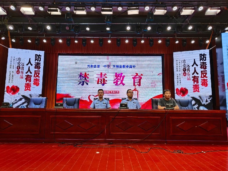 兴和县公安局:用“藏蓝火焰”点燃秋季开学的第一束光2.jpg