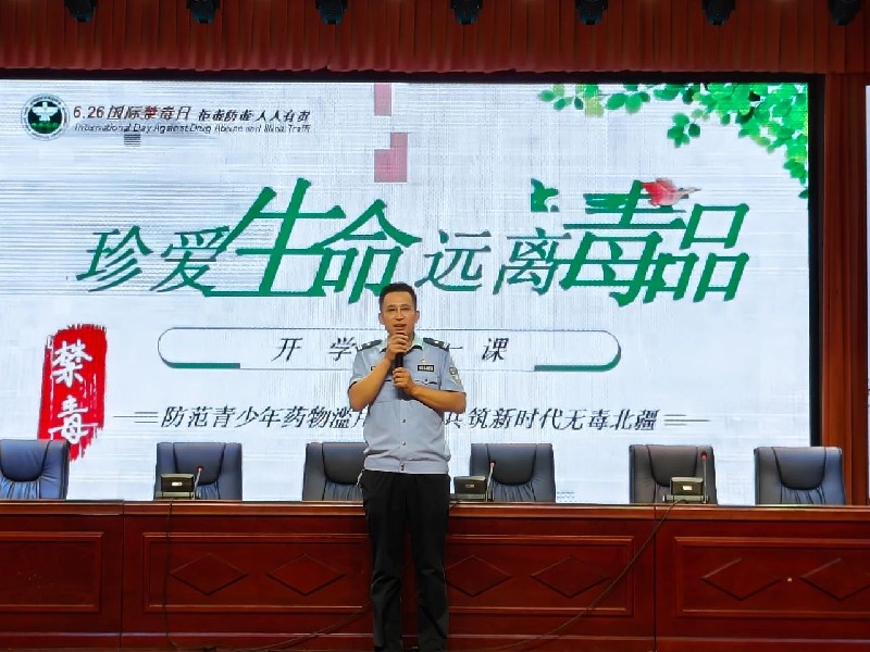 兴和县公安局:用“藏蓝火焰”点燃秋季开学的第一束光4.jpg