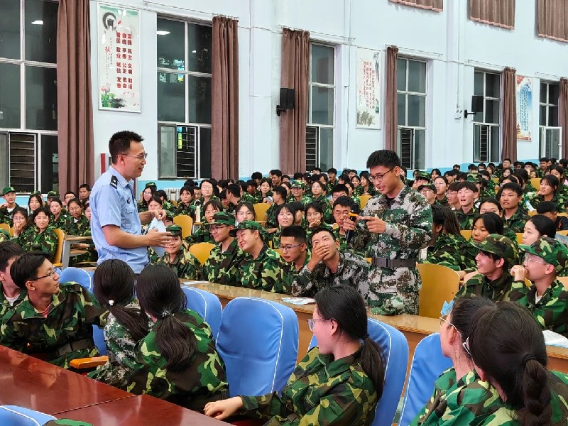 兴和县公安局:用“藏蓝火焰”点燃秋季开学的第一束光6.jpg