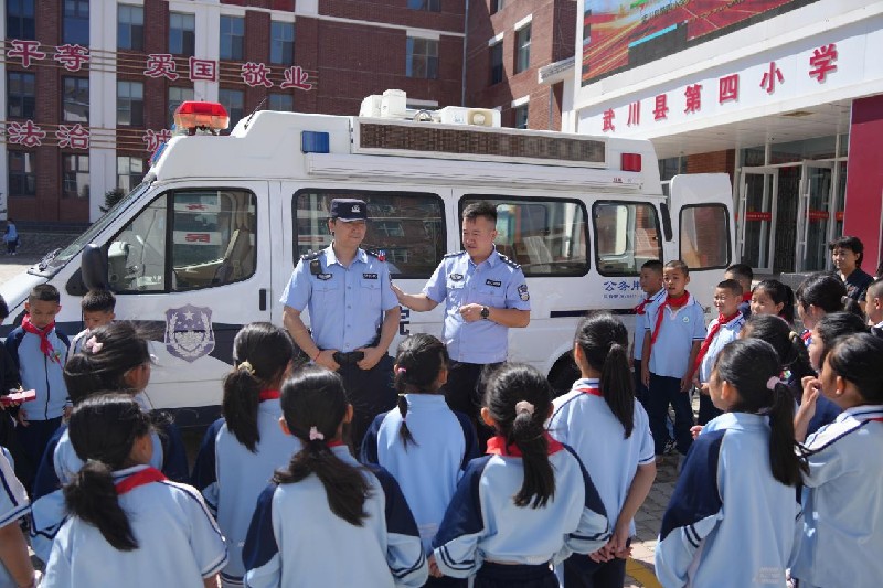 开学“第一课”——武川县法官带小学生解锁法庭新体验4.jpg