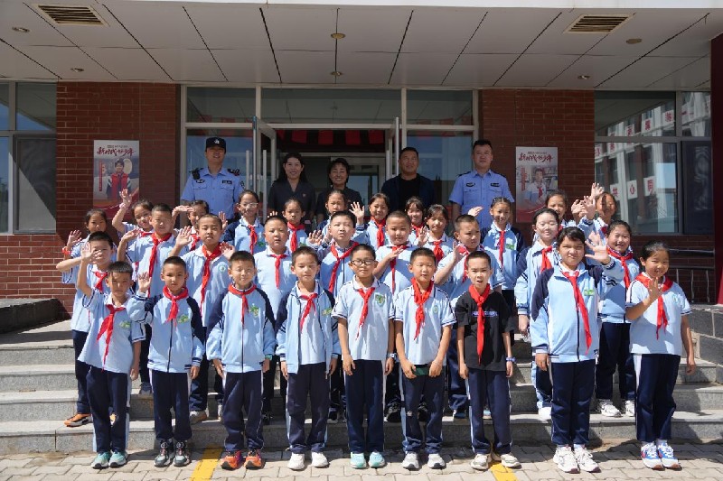 开学“第一课”——武川县法官带小学生解锁法庭新体验1.jpg