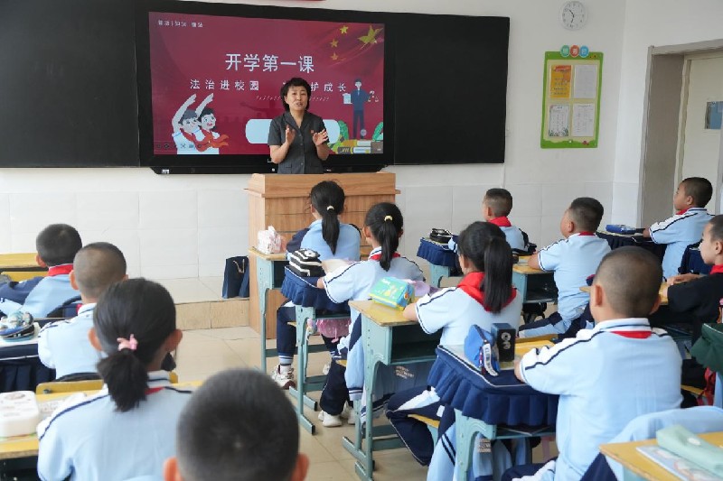 开学“第一课”——武川县法官带小学生解锁法庭新体验2.jpg