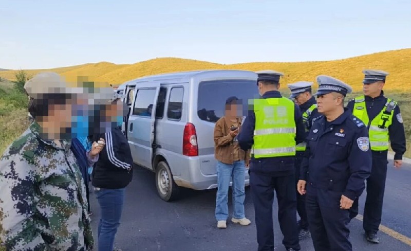 察右中旗交警全力整治车辆超员违法行为 夯实道路交通安全防线1.jpg
