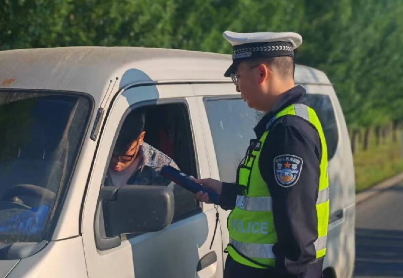 内蒙古察右中旗交警全力整治车辆超员违法行为 夯实道路交通安全防线