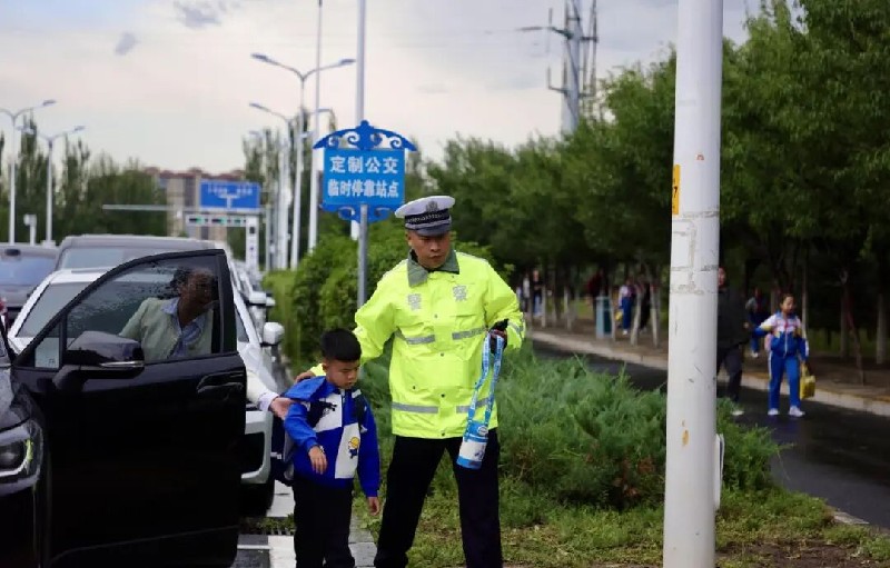 乌兰察布市公安局集宁分局启动“护学模式”，全力护航秋季开学平安有序2.jpg