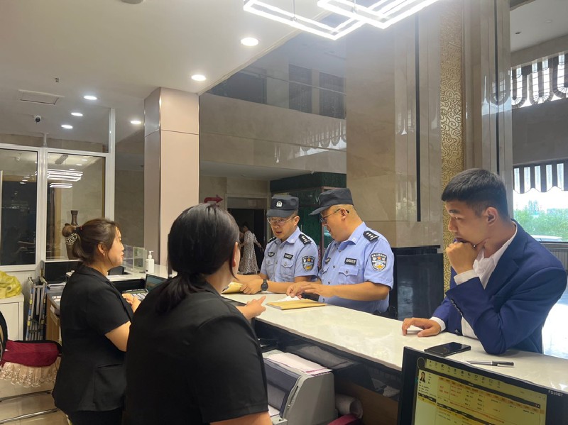 夜查不松懈!乌兰察布市集宁公安为辖区民宿安全“把脉问诊”1.jpg