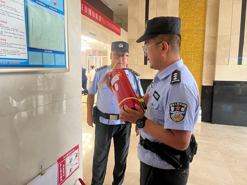 夜查不松懈!乌兰察布市集宁公安为辖区民宿安全“把脉问诊”2.jpg