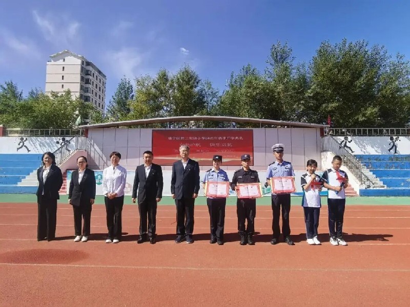 多警种联合护航!乌兰察布市集宁公安为新学期校园安全“站岗”1.jpg