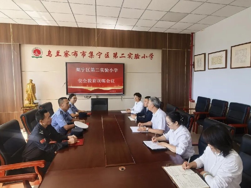 多警种联合护航!乌兰察布市集宁公安为新学期校园安全“站岗”3.jpg