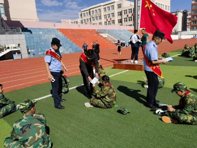 乌兰察布市公安局集宁分局:“开学第一课”传递反恐知识,守护校园平安1.jpg