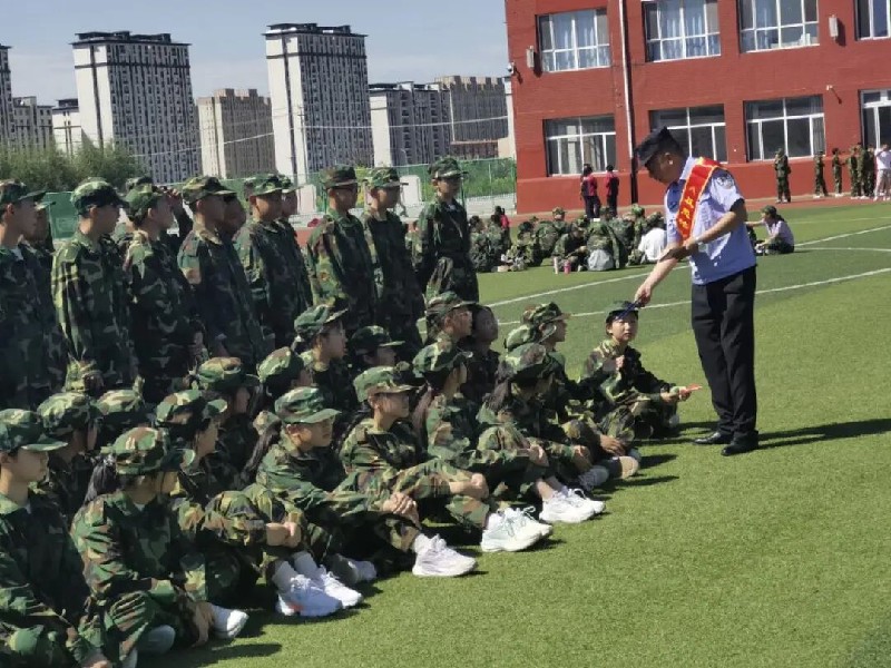 乌兰察布市公安局集宁分局:“开学第一课”传递反恐知识,守护校园平安2.jpg