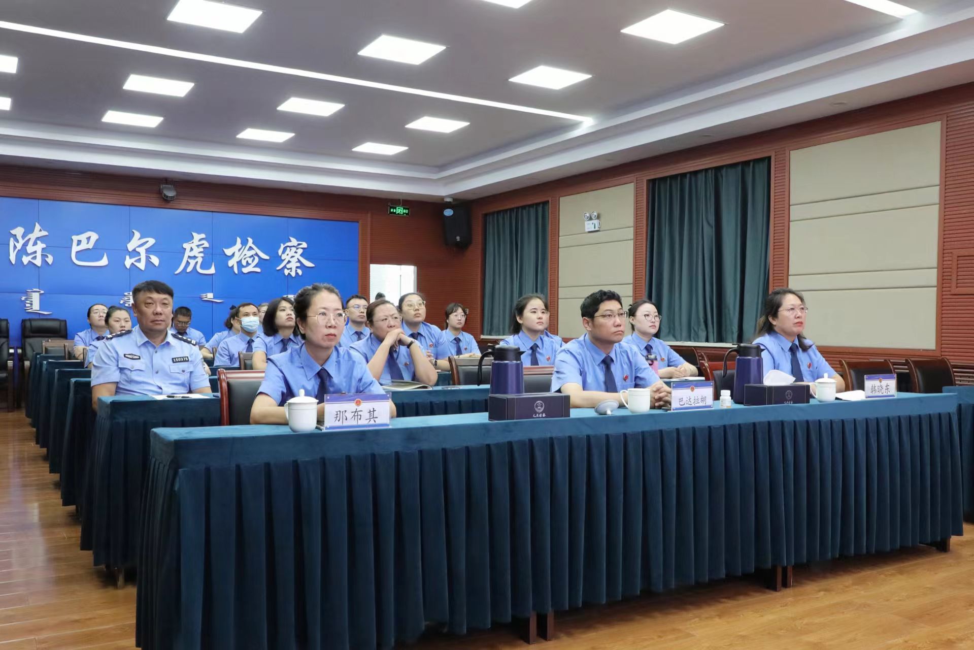 内蒙古呼伦贝尔市陈巴尔虎旗检察院组织观看中国人民抗日战争暨世界反法西斯战争胜利80周年阅兵仪式