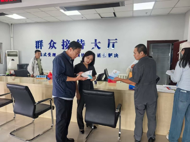 察右中旗人民法院联合综治中心开展起诉状示范文本与“两库”案例资源推广应用工作1.jpg