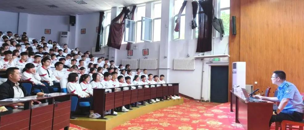 校警携手筑防线,反诈教育护青春 ——和林格尔职业中学开展网络安全教育活动2.jpg