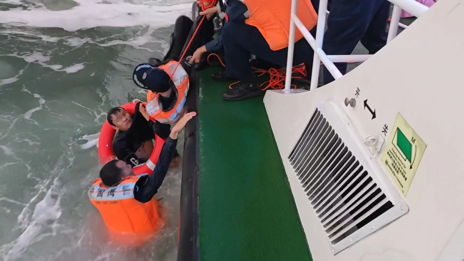 广东汕头：男子怀抱3儿童欲跳海轻生 海警紧急救援