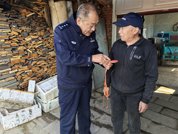 黑龙江省大兴安岭地区公安局十八站分局为爱心呼叫器“充电续航”