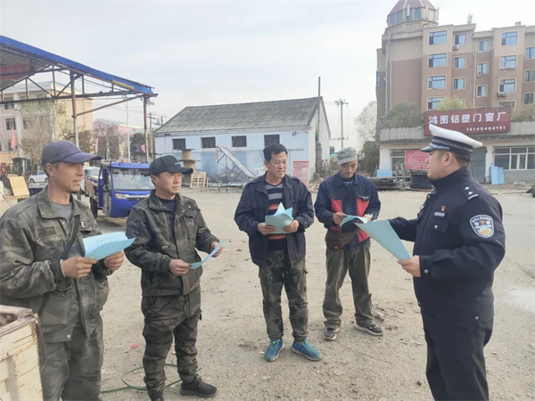 拧紧“安全阀”！黑龙江省桦川县公安局交警大队深入运输企业开展交通安全宣传