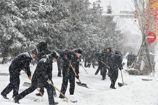 黑龙江省鹤岗市公安局组织开展“战暴雪、清路面、保畅通”志愿服务活动