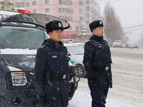 雪纷飞 “警相随” 黑龙江省双鸭山公安为您护航