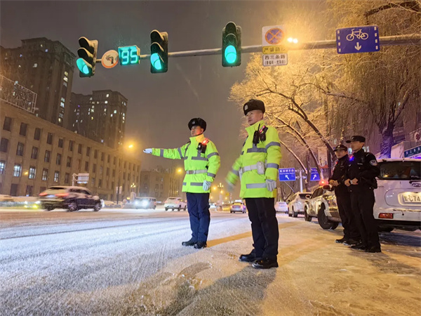 黑龙江省牡丹江市公安局：应对暴雪天气 守护路畅民安