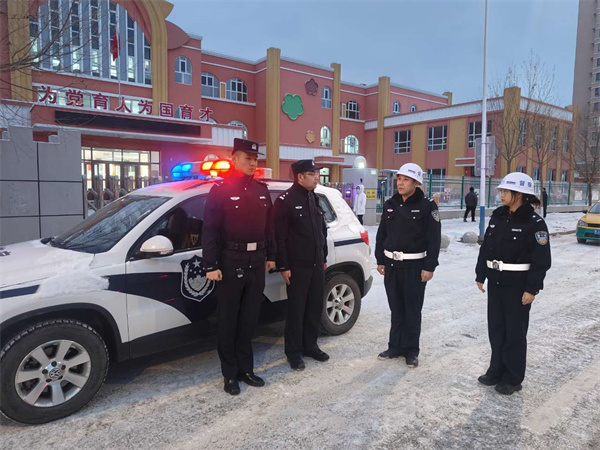 黑龙江饶河公安：战冰雪 保安全 绘就边城最美雪“警”