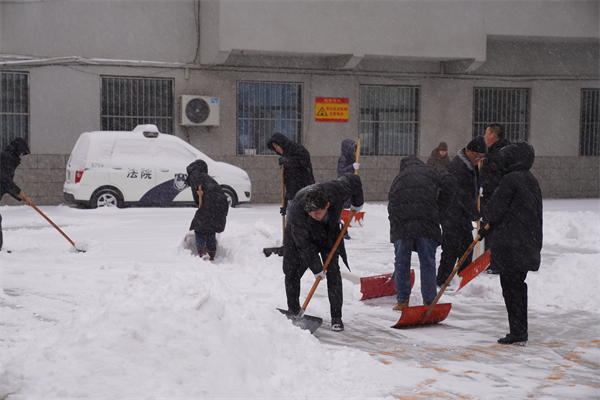 黑龙江省孙吴县人民法院：凛冬雪落北疆处  清雪除冰情暖途