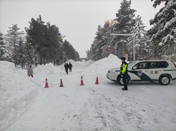 大雪中他们的身影被拍下——黑龙江省林区公安局鹤北分局交警大队站好“雪中岗”为平安护航