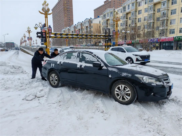 黑龙江省黑河市嫩江市公安局：雪天车辆陷困境 民警化身“推车侠”