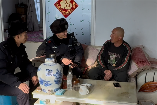 大爷路中偶遇“拦路虎” 黑龙江省林口林区居民要小心了！