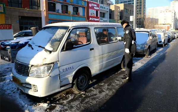 冰城公安：解决居民“堵心事” 集中清理“僵尸车”