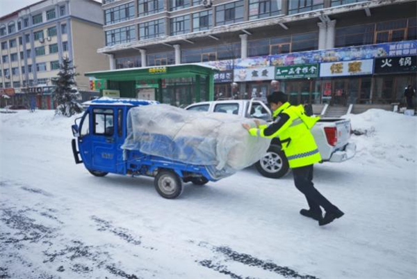 战风雪 斗严寒 黑龙江省通林交警以动治“冻”保平安