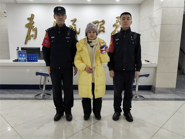 “机”不可失 “包”您满意 黑龙江省亚林公安倾情相助帮助六名游客找回遗失财物