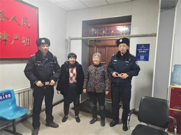 黑龙江省五常市公安局兴隆派出所巡逻车组：警民携手，温情找回走失老人    
