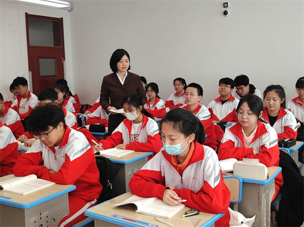 全国人大代表、黑龙江省双鸭山市第三十七中教师吴庆芝点赞双鸭山法院“法治副校长”工作