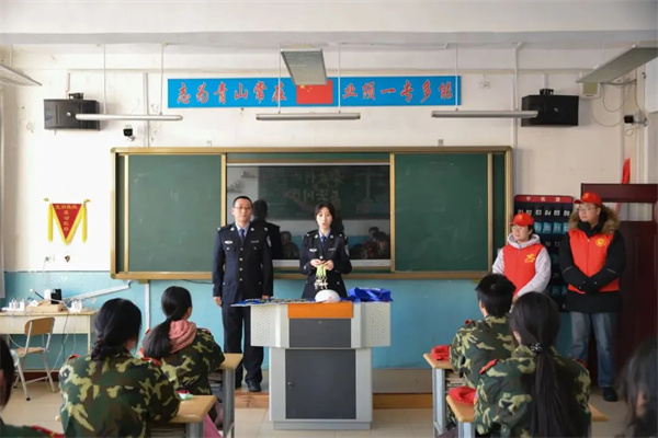 黑龙江省伊春交警：“荧光黄”携手“志愿红” 共护文明交通线