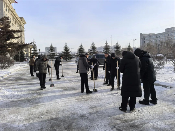 黑龙江省明水法院开展“爱院清冰”行动 奏响冬至清雪除冰“交响曲”