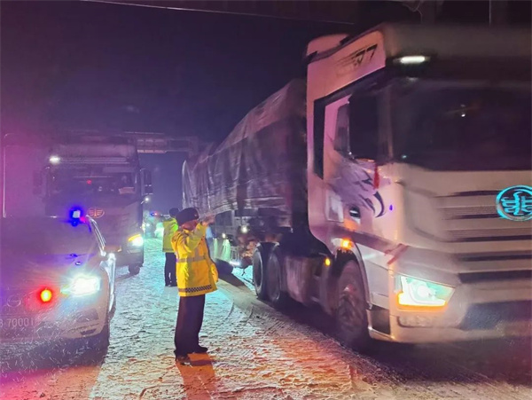 莫让货车成“祸车”——黑龙江省齐齐哈尔市交警消除隐患 司机态度积极