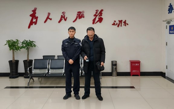吉林省长春市公安局新区分局长德派出所：小学生“拾机不昧” 民警接力物归原主