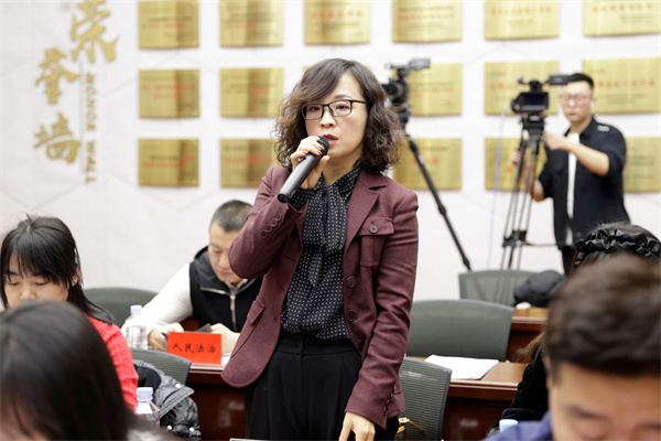 8、黑龙江日报记者提问。王雅文 摄.JPG