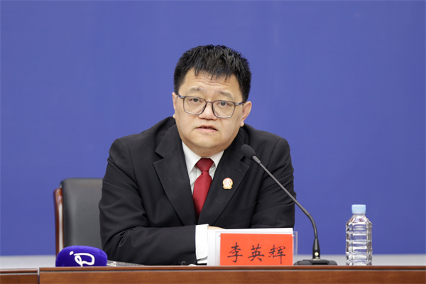 3、省法院二级高级法官李英辉发布“雷霆2024”执行案例并回答记者提问。王雅文 摄.JPG