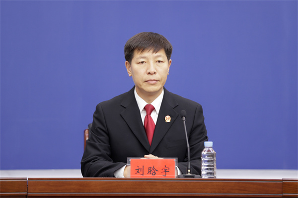 4、省法院执行局副局长刘晗宇回答记者提问。王雅文 摄.JPG