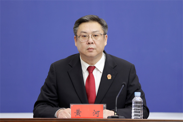 5、省法院宣传信息处处长黄河主持发布会。王雅文 摄.JPG