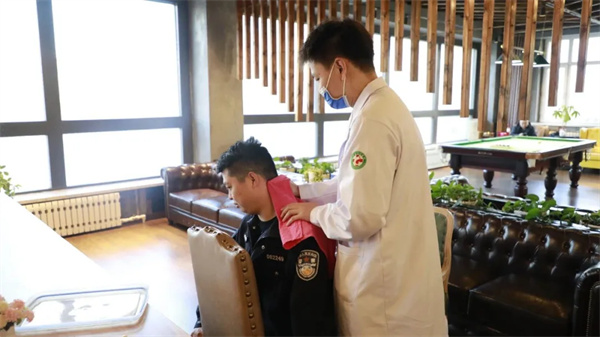 黑龙江省萝北县公安局：医疗服务进警营 爱警暖警送健康