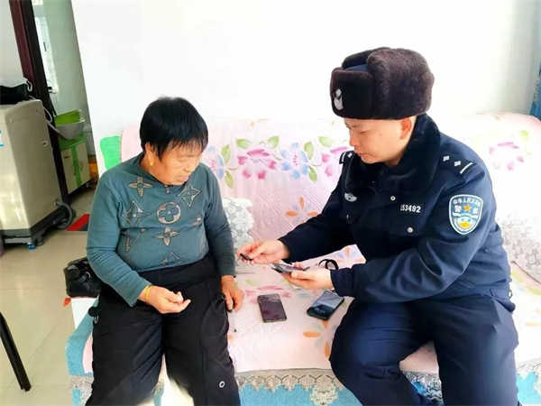 黑龙江省垦区公安局齐齐哈尔分局克山派出所：“小身材大用处” 请收下这张派出所定制的“三合一”卡片