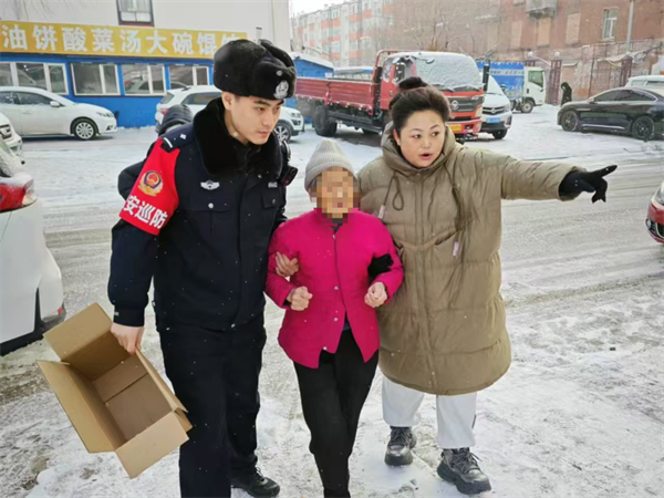 黑龙江省佳木斯市公安局郊区公安分局：民警救助走失老人 暖心守护“回家路”